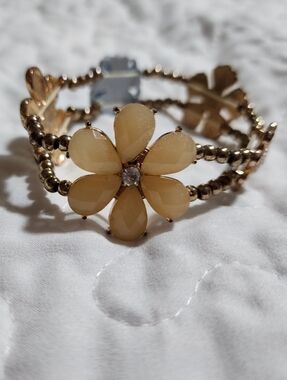 Beaded Flower Stretch Bracelet - Cream Floral Design